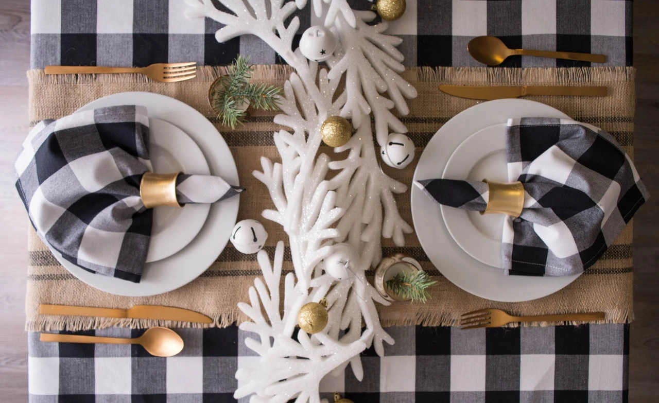 Set Of 2 White Hanging Foam Garland Leaves 51" 4 Set Of 2 White Hanging Foam Garland Leaves 51" - Image 4